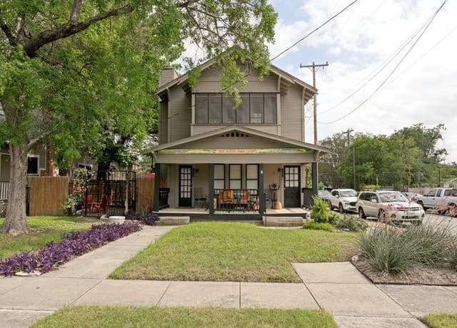 rental at 200 Queen Anne Ct in San Antonio, TX — photo 1
