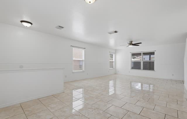 3-bedroom rental at 43 Longleaf Coral in San Antonio, TX — photo 5