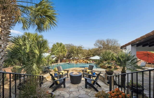 6-bedroom rental at 25215 Fairway Springs in San Antonio, TX — photo 2