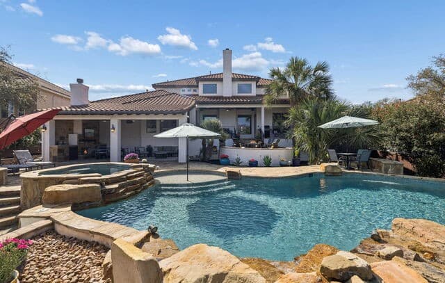 6-bedroom rental at 25215 Fairway Springs in San Antonio, TX — photo 3