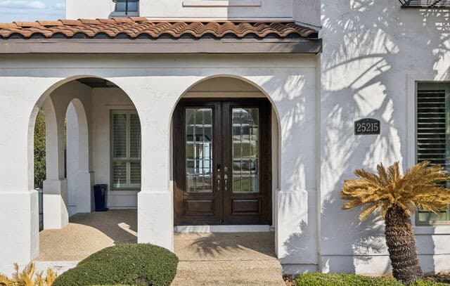 6-bedroom rental at 25215 Fairway Springs in San Antonio, TX — photo 4