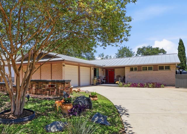 3-bedroom rental at 219 Summertime in San Antonio, TX — photo 1