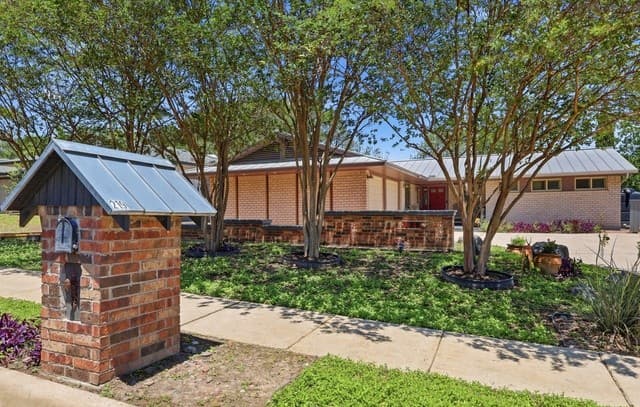 3-bedroom rental at 219 Summertime in San Antonio, TX — photo 2