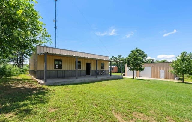 3-bedroom rental at 9195 S Loop 1604 E in Elmendorf, TX — photo 2