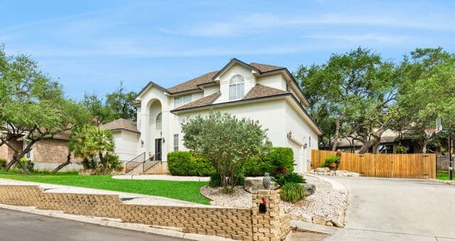 4-bedroom rental at 8627 London Heights in San Antonio, TX — photo 1