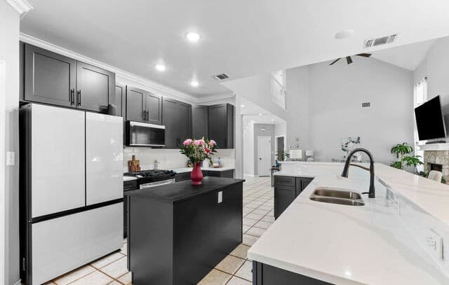 4-bedroom rental at 8627 London Heights in San Antonio, TX — photo 2