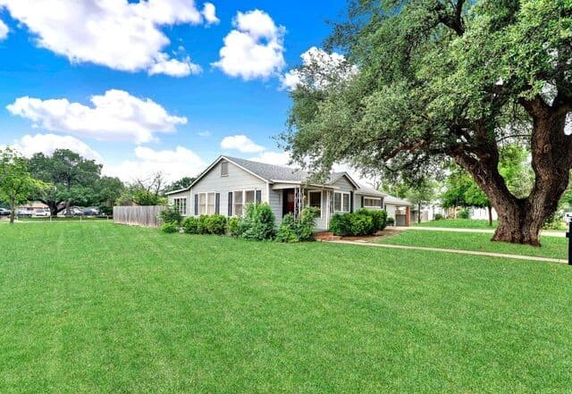 2-bedroom rental at 801 26th St in Hondo, TX — photo 2