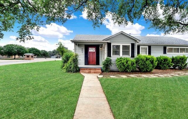 2-bedroom rental at 801 26th St in Hondo, TX — photo 3