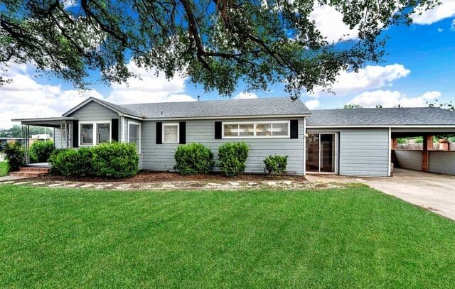 2-bedroom rental at 801 26th St in Hondo, TX — photo 4