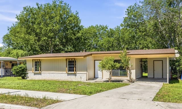 3-bedroom rental at 4863 Castle Shield in San Antonio, TX — photo 2