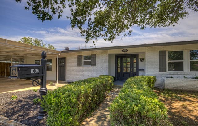 3-bedroom rental at 1006 Pecan in Floresville, TX — photo 1