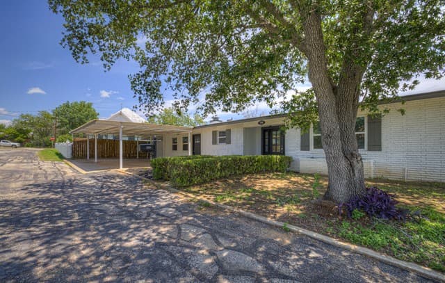 3-bedroom rental at 1006 Pecan in Floresville, TX — photo 2