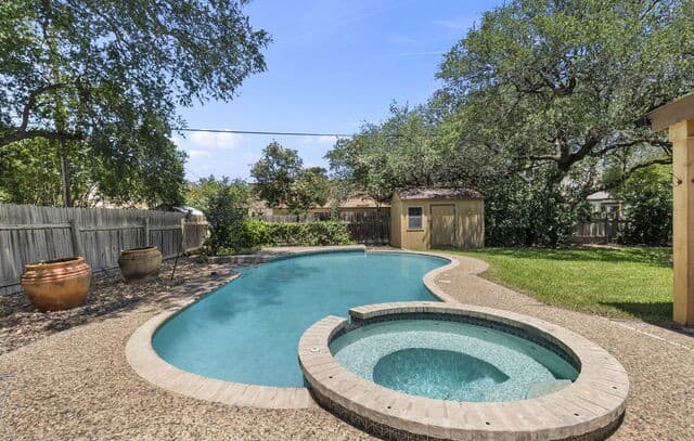 4-bedroom rental at 2807 Burnt Oak St in San Antonio, TX — photo 3