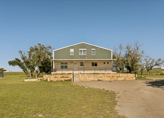 4-bedroom rental at 2881 Aviation Loop in Fredericksburg, TX — photo 2
