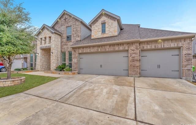 5-bedroom rental at 8823 Hideout Bnd in San Antonio, TX — photo 2
