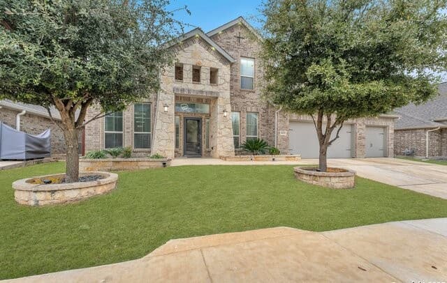 5-bedroom rental at 8823 Hideout Bnd in San Antonio, TX — photo 3