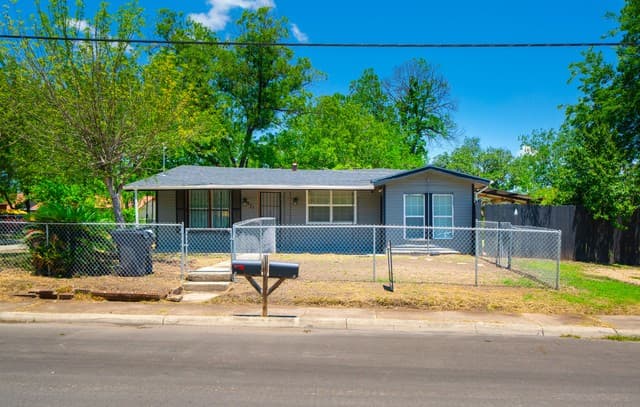 rental at 971 Chalmers Ave in San Antonio, TX — photo 1