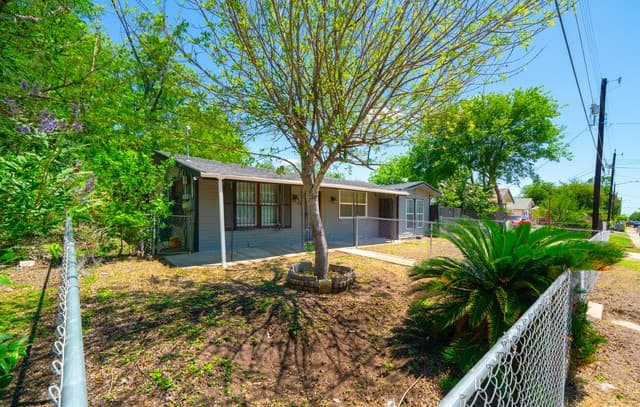rental at 971 Chalmers Ave in San Antonio, TX — photo 2