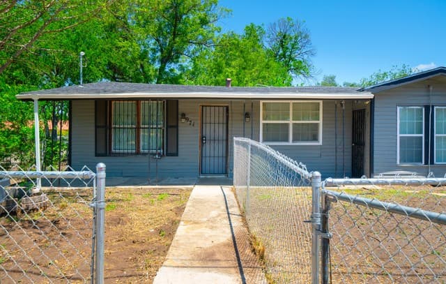 rental at 971 Chalmers Ave in San Antonio, TX — photo 3