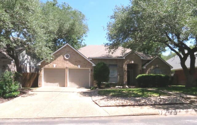 4-bedroom rental at 14 Grogans Mill Dr in San Antonio, TX — photo 1