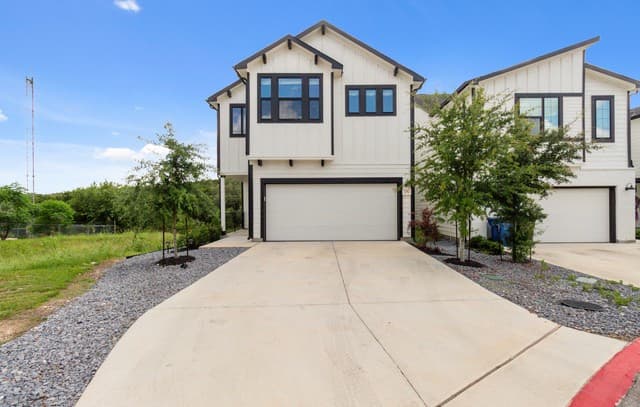 3-bedroom rental at 16011 Babcock Road #25 in San Antonio, TX — photo 2