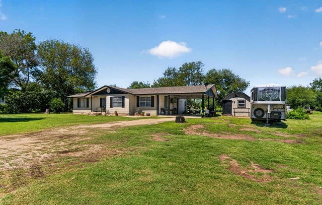 4-bedroom rental at 15505 Bradley in Atascosa, TX — photo 2