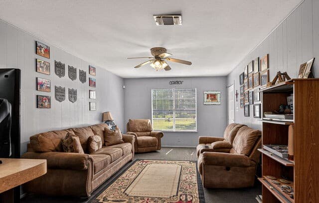 4-bedroom rental at 15505 Bradley in Atascosa, TX — photo 3