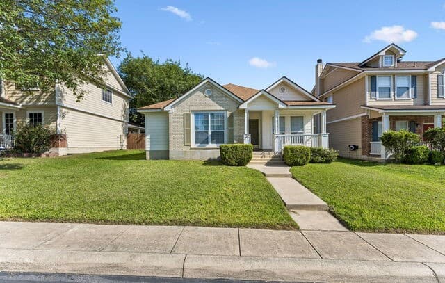 3-bedroom rental at 9627 Summer Vail in San Antonio, TX — photo 2