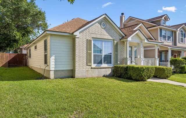 3-bedroom rental at 9627 Summer Vail in San Antonio, TX — photo 3