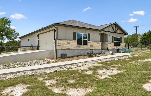 3-bedroom rental at 118 Red Tail Cv in Spring Branch, TX — photo 1