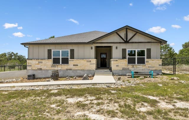 3-bedroom rental at 118 Red Tail Cv in Spring Branch, TX — photo 2