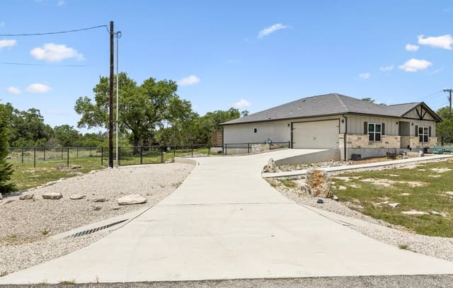 3-bedroom rental at 118 Red Tail Cv in Spring Branch, TX — photo 3