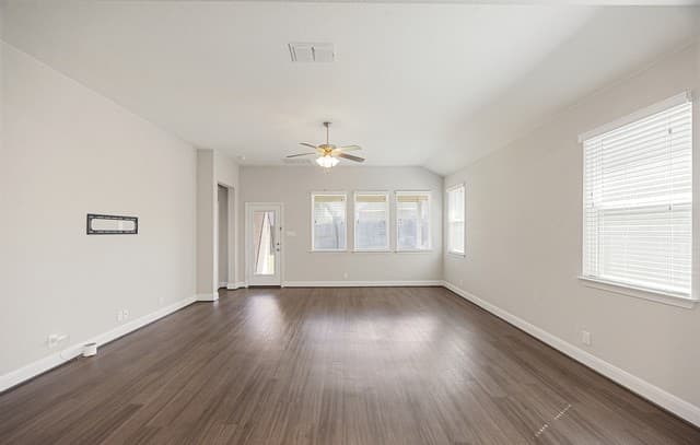 4-bedroom rental at 5935 Akin Run in San Antonio, TX — photo 5