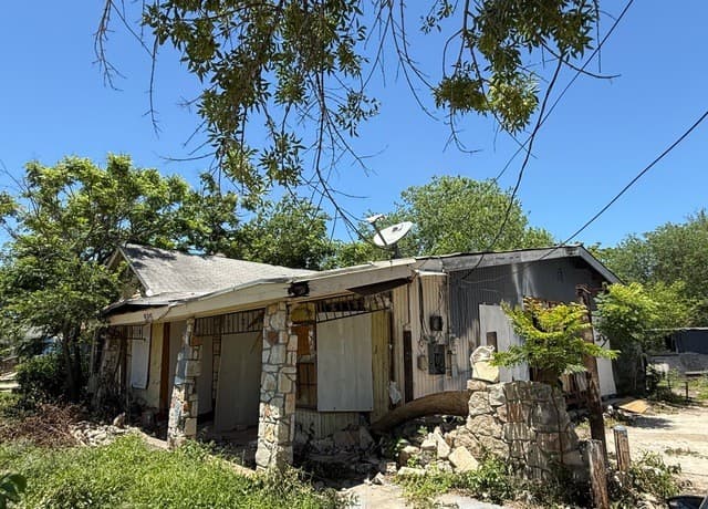 3-bedroom rental at 515 Gould St in San Antonio, TX — photo 2