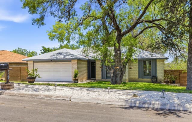 3-bedroom rental at 5106 Tree Top St in San Antonio, TX — photo 3