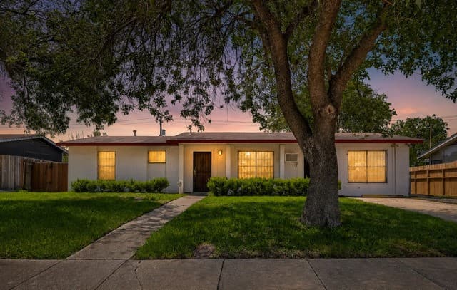 4-bedroom rental at 6906 Martinique Dr in San Antonio, TX — photo 2