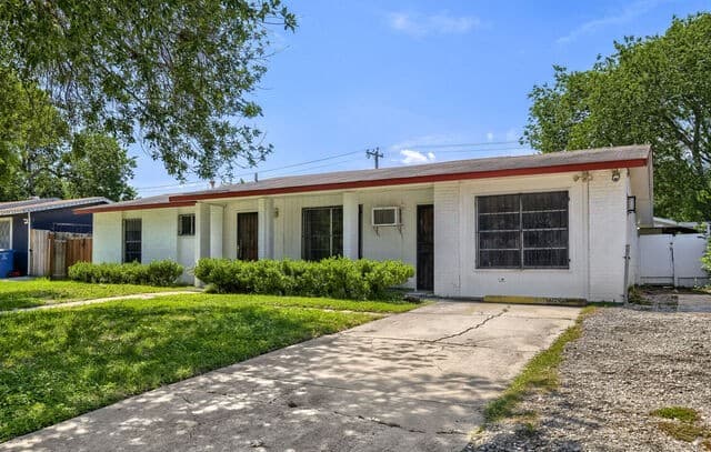 4-bedroom rental at 6906 Martinique Dr in San Antonio, TX — photo 4