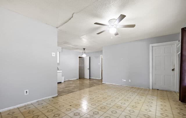 4-bedroom rental at 6906 Martinique Dr in San Antonio, TX — photo 5