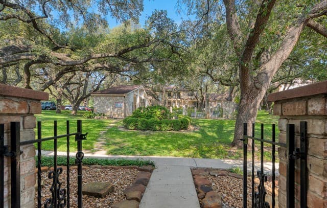 2-bedroom rental at 11303 Vance Jackson Unit L2 in San Antonio, TX — photo 1