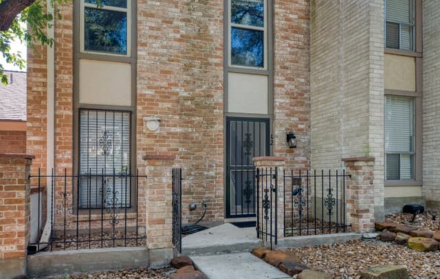 2-bedroom rental at 11303 Vance Jackson Unit L2 in San Antonio, TX — photo 2