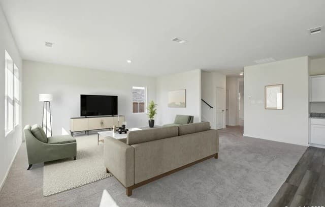 5-bedroom rental at 7278 King Bend in San Antonio, TX — photo 4