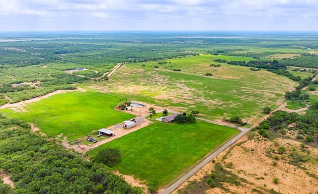 4-bedroom rental at 366 County Road 2543 in Moore, TX — photo 2