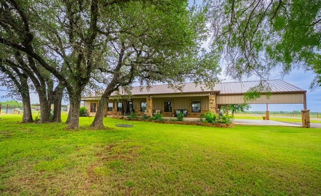 4-bedroom rental at 366 County Road 2543 in Moore, TX — photo 3