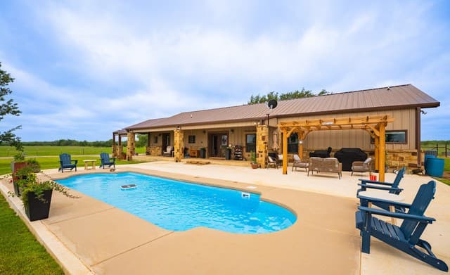 4-bedroom rental at 366 County Road 2543 in Moore, TX — photo 4