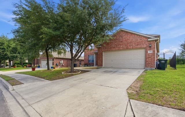 4-bedroom rental at 6081 Covers Cv in Schertz, TX — photo 3