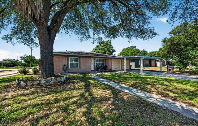 3-bedroom rental at 486 Hialeah in San Antonio, TX — photo 2