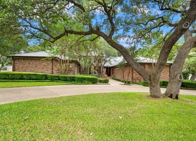 3-bedroom rental at 16 Galleria Drive in San Antonio, TX — photo 1