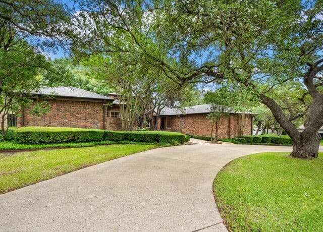 3-bedroom rental at 16 Galleria Drive in San Antonio, TX — photo 2