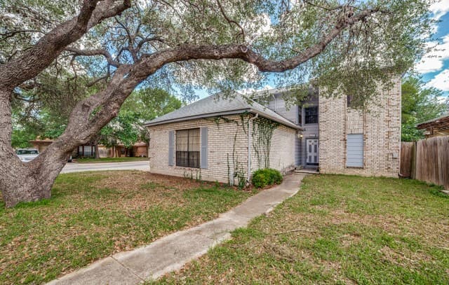 3-bedroom rental at 9502 Coolbrook in San Antonio, TX — photo 2