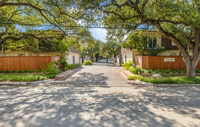 3-bedroom rental at 1045 Shook Ave Unit 106 in San Antonio, TX — photo 1